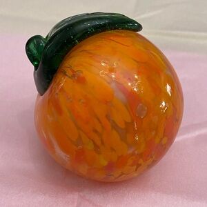 VTG MURANO-STYLE ART GLASS PEACH WITH A GREEN LEAF Paper weight
